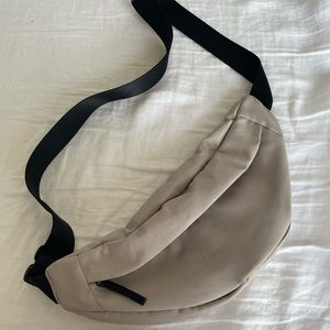 Everlane The ReNew Transit Bag in Warm Quartz